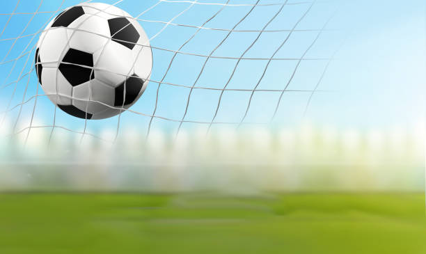 Ballon de football dans les filets lors du match Arsenal-Fulham, illustrant un but spectaculaire.