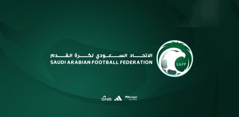 "Logo de la Fédération Saoudienne de Football avec le match AL NASSR-al hilal en arrière-plan."