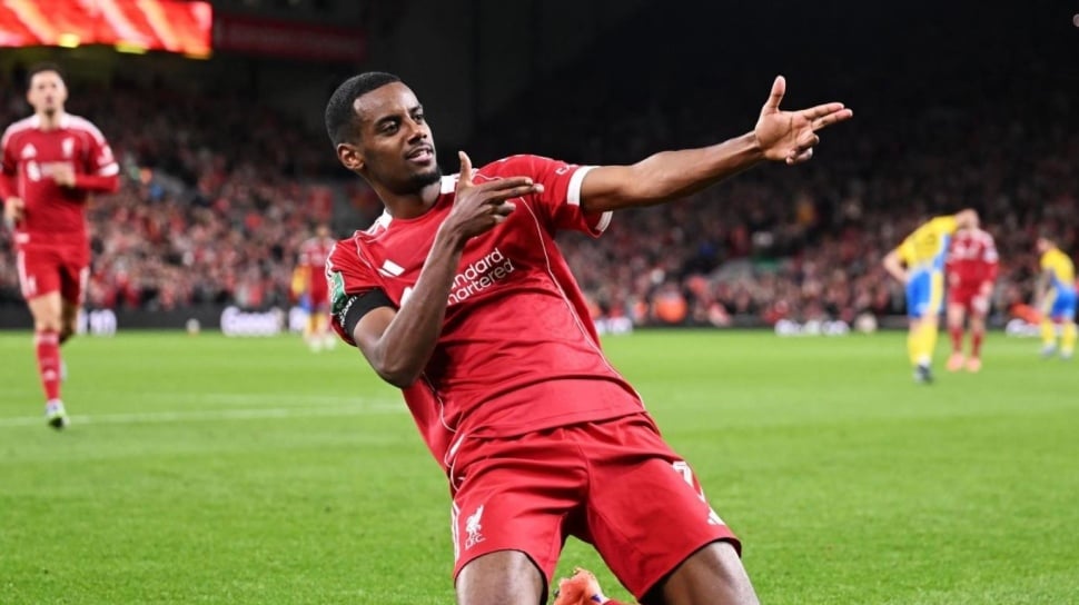 Alexander Isak, joueur de Liverpool, célèbre un but marqué en Premier League, portant le maillot rouge des Reds.