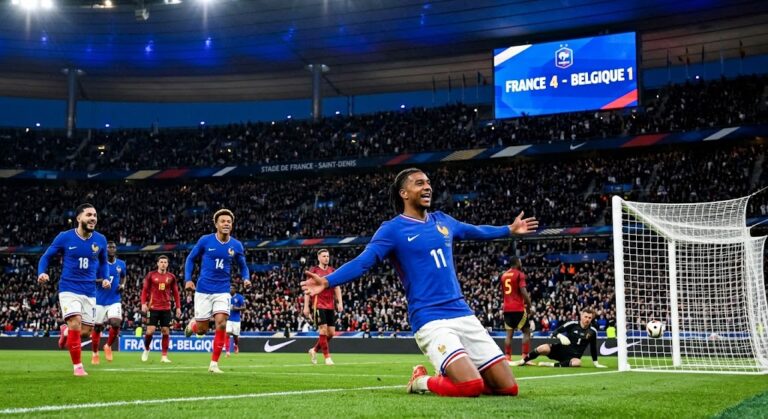 Célébration des joueurs de l'équipe de France de football après leur victoire 4-1 contre la Belgique en Ligue des Nations au Stade de France